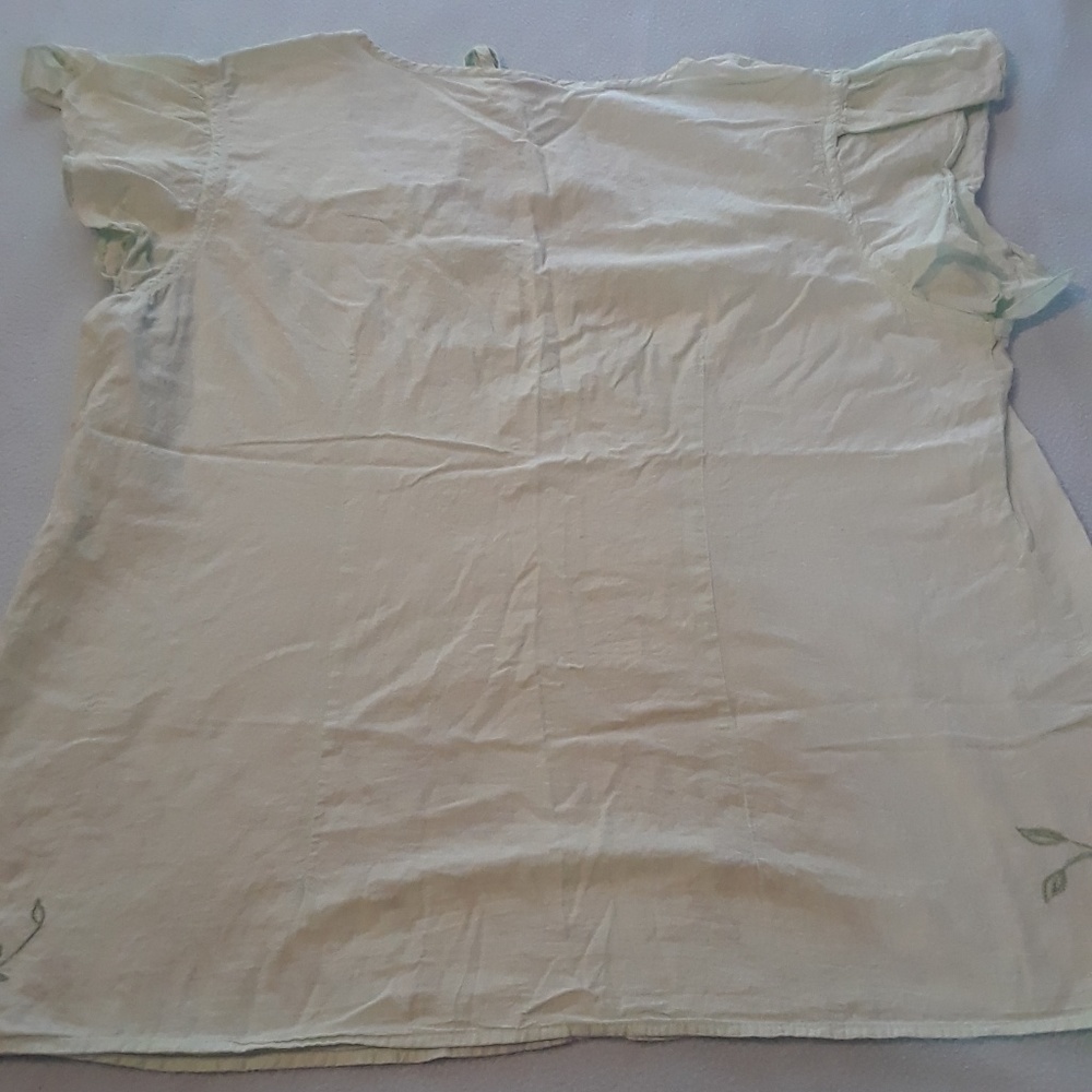 Light green top - Picture 2 of 4